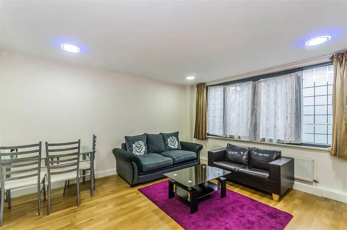 Flat Kenton Road in Greater London