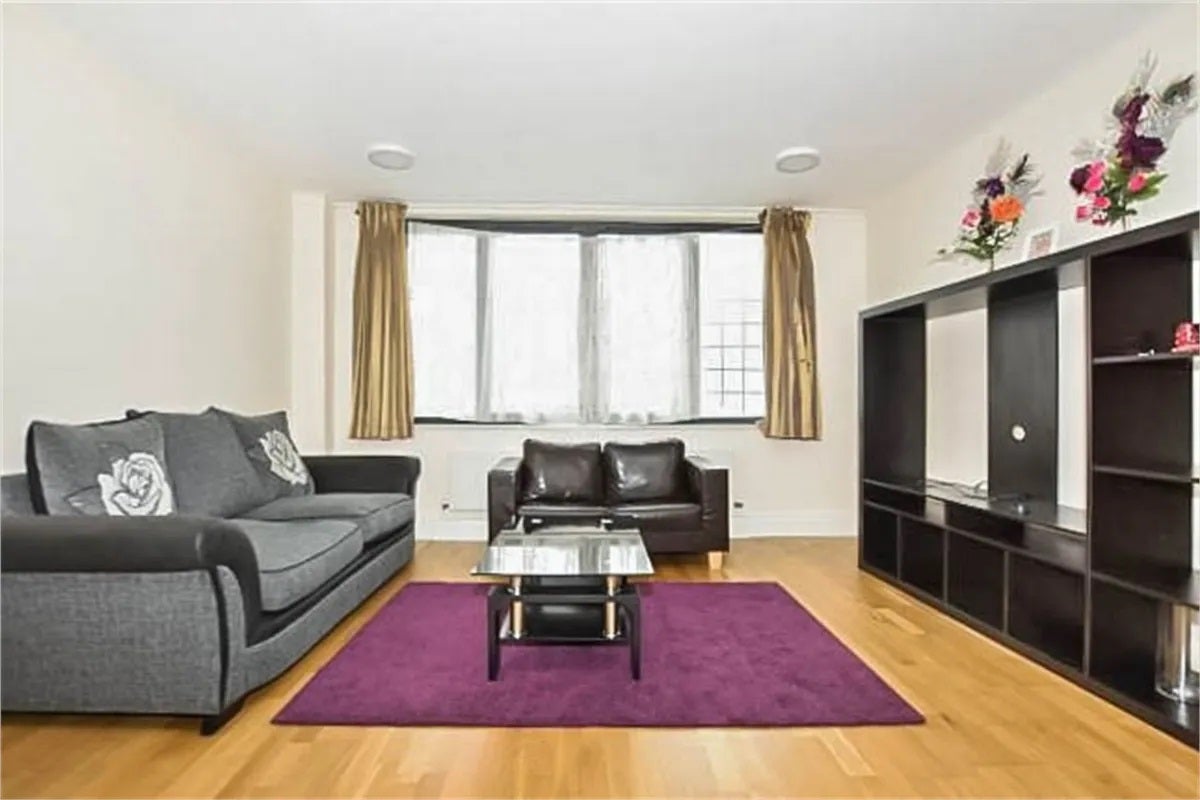 Flat Kenton Road in Greater London