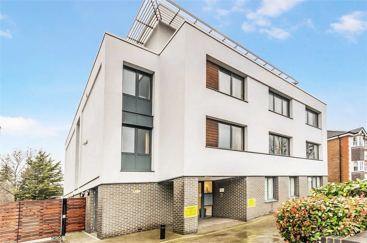 Flat Kenton Road in Greater London