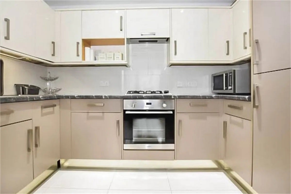 Flat Kenton Road in Greater London
