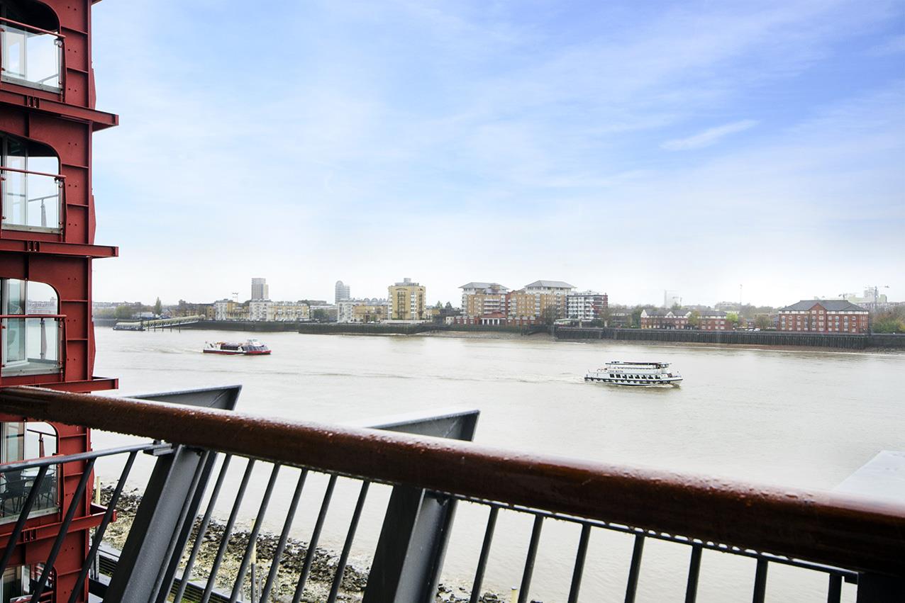 Flat Westferry Road in Greater London
