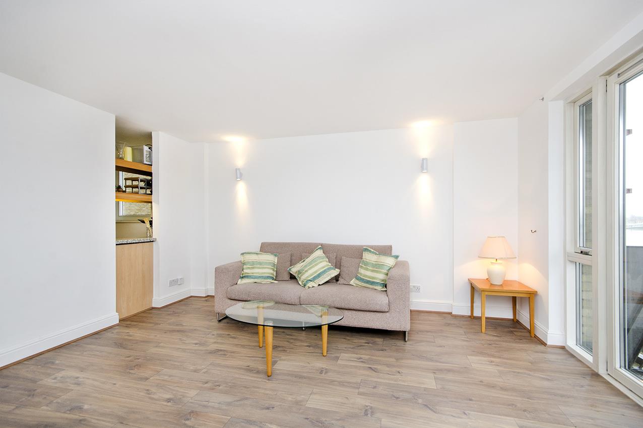 Flat Westferry Road in Greater London