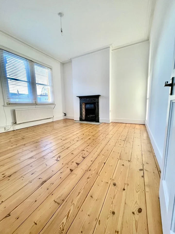 Flat Gruneisen Road in Greater London
