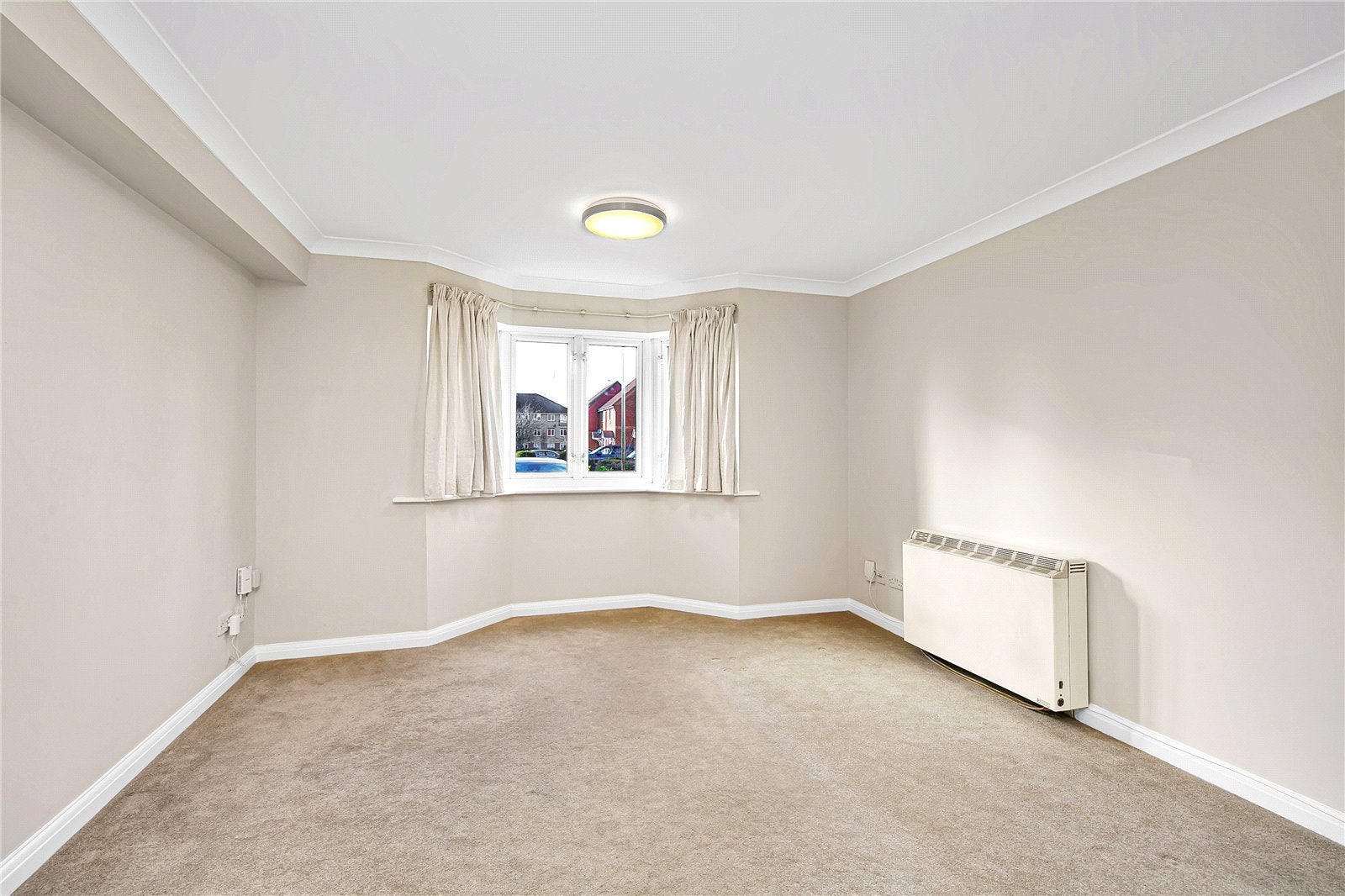 Flat Varsity Drive in Greater London