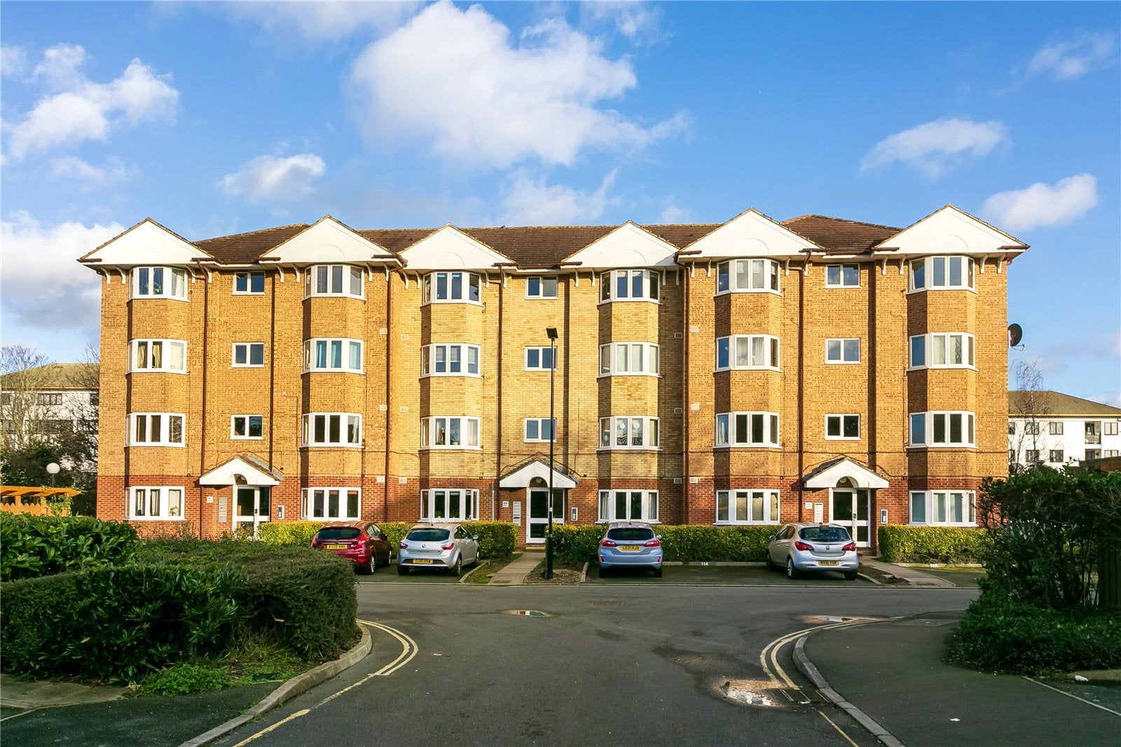 Flat Varsity Drive in Greater London