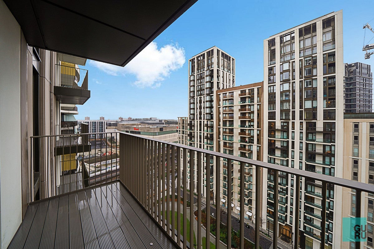 Flat Pioneer Way in London