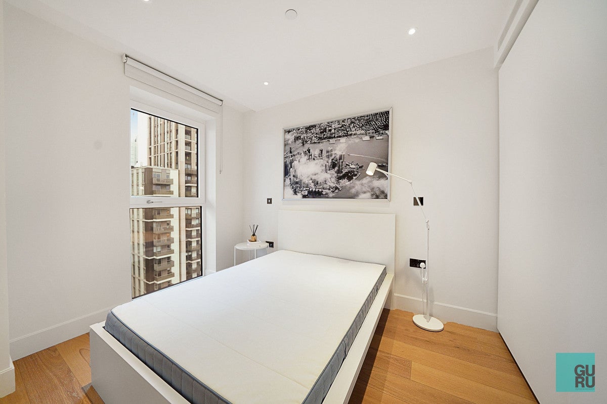 Flat Pioneer Way in London