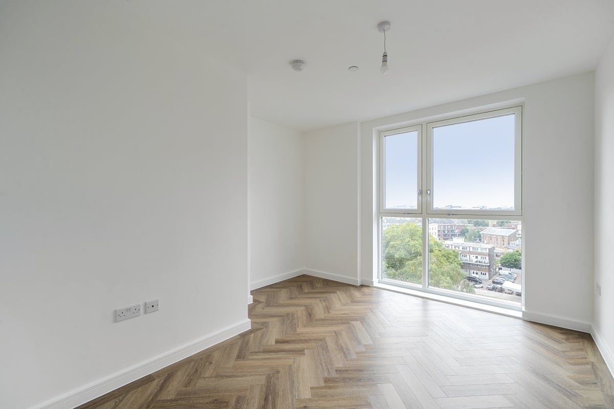 Flat Denmark Road in Greater London