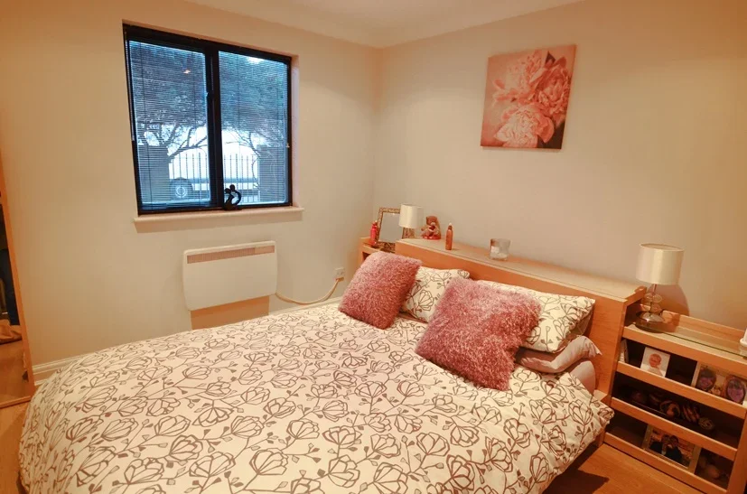 Flat Monmouth Grove in Greater London