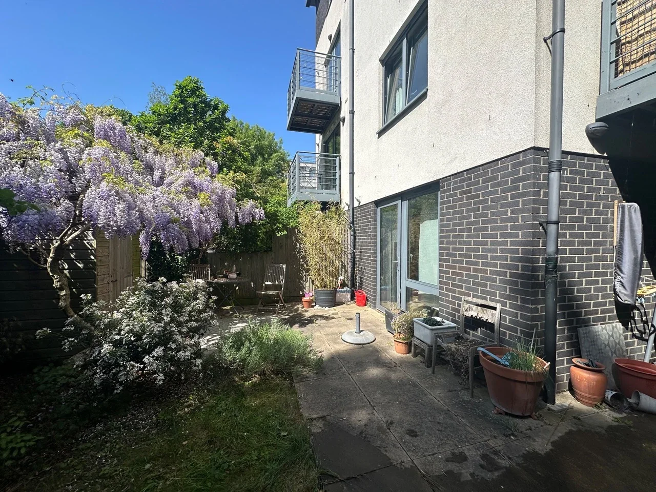 Flat Biggerstaff Street in Greater London