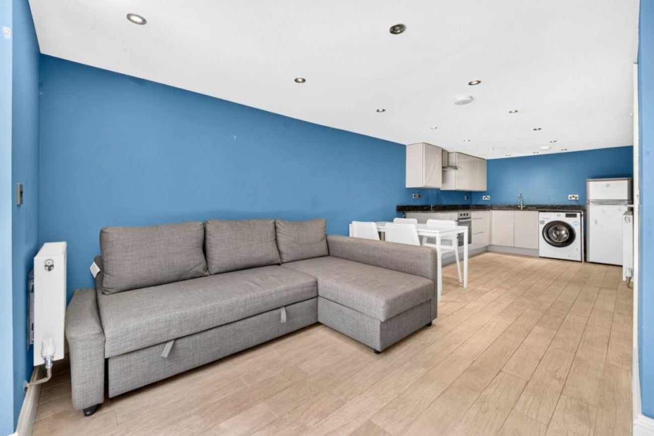 Flat Torriano Avenue in Greater London