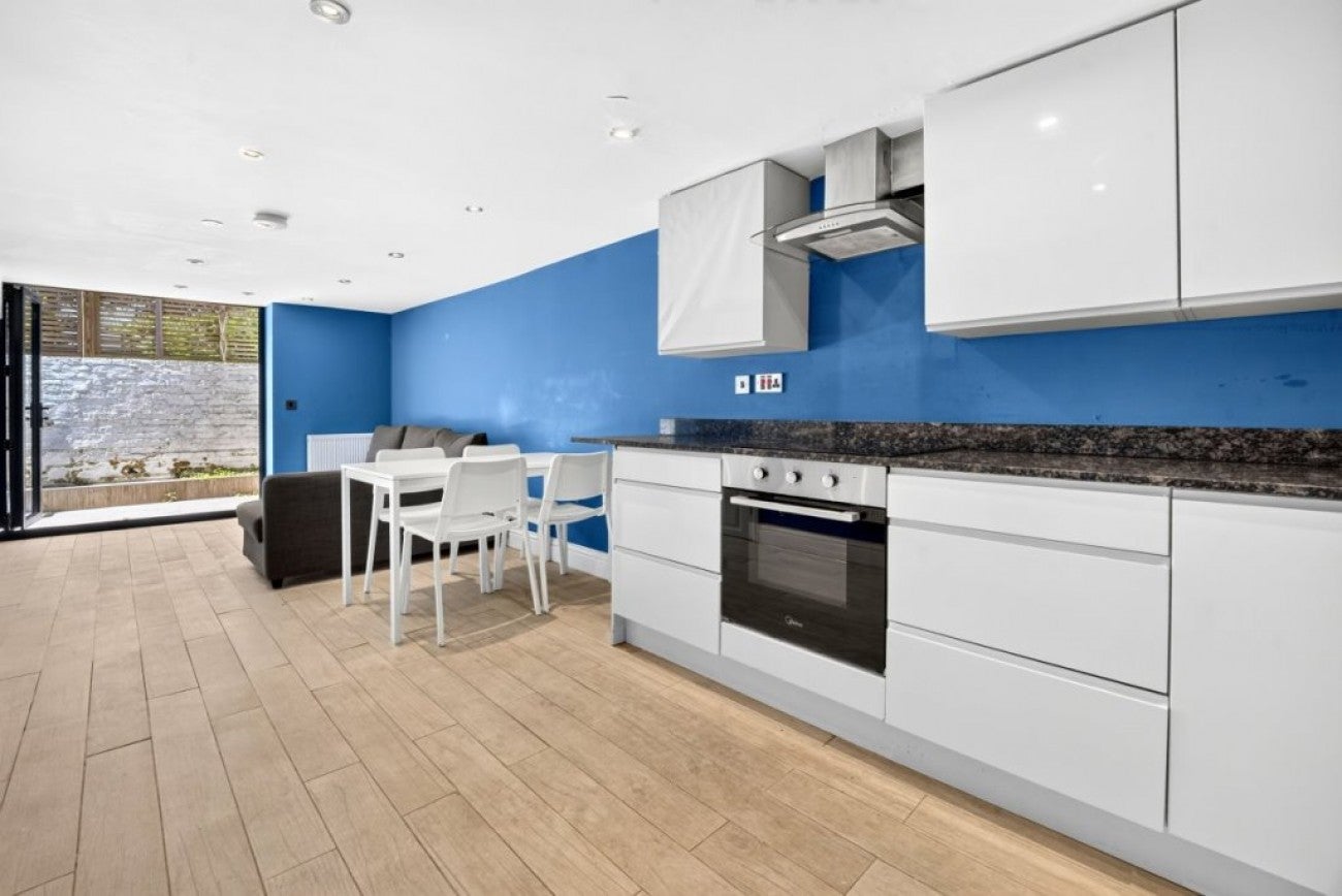 Flat Torriano Avenue in Greater London