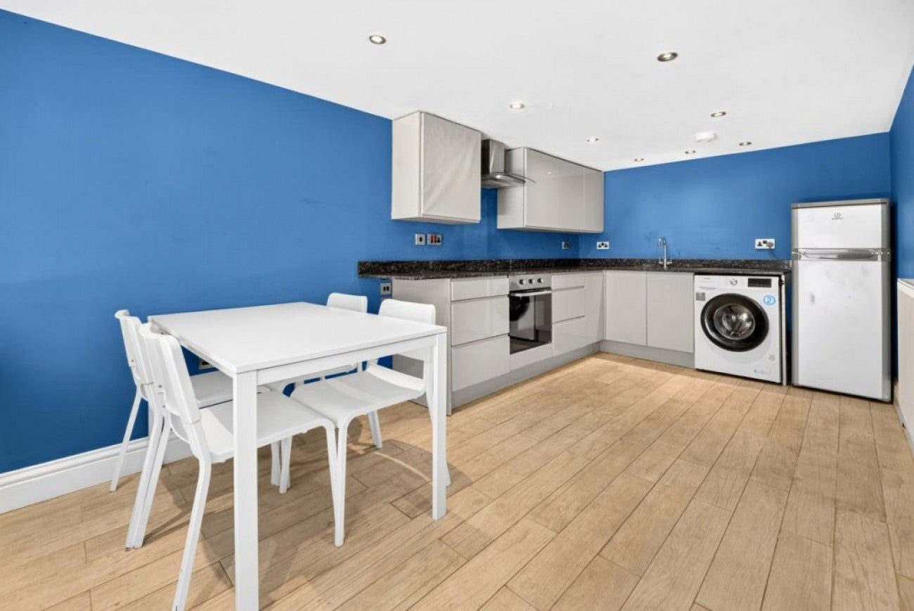 Flat Torriano Avenue in Greater London