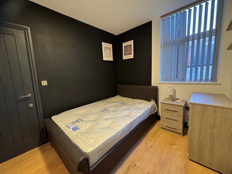 Room Leopold Road in Liverpool