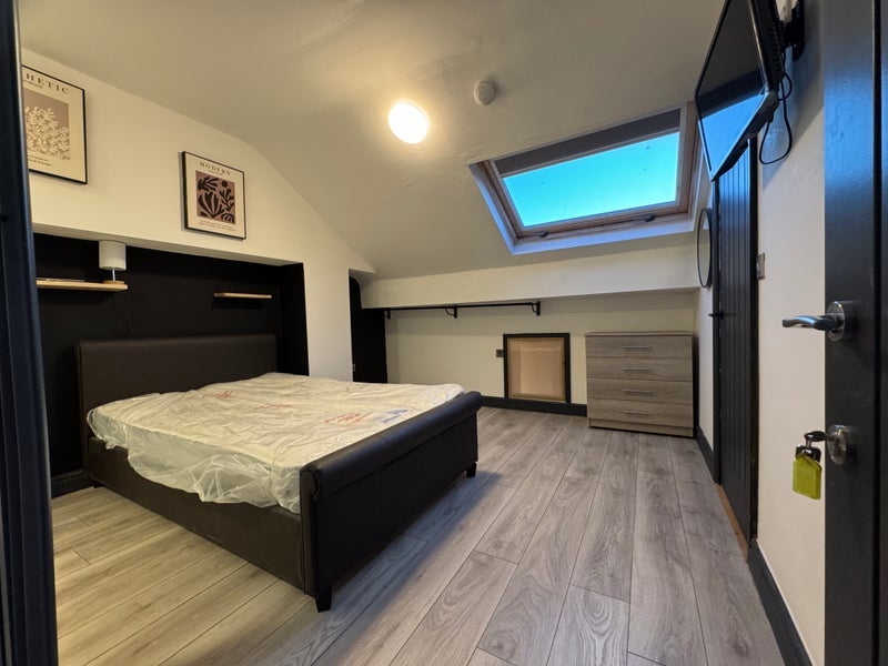 Room Leopold Road in Liverpool