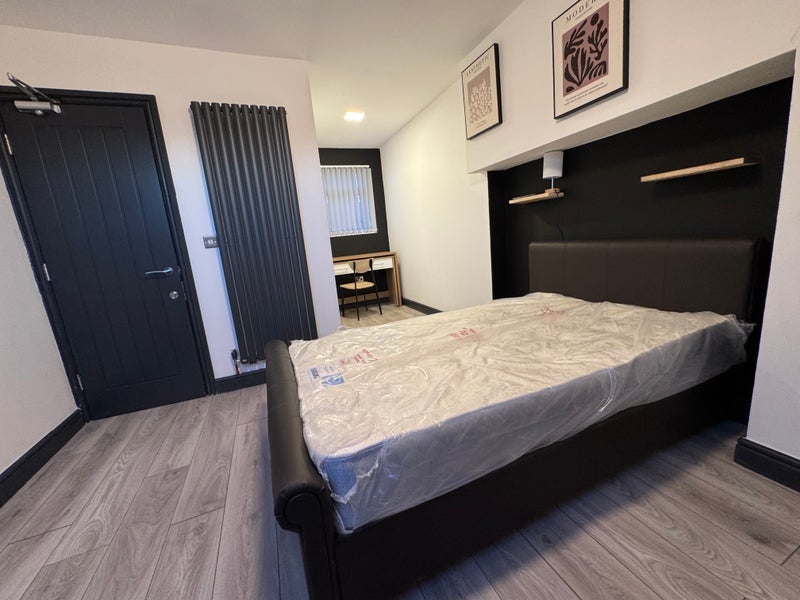 Room Leopold Road in Liverpool