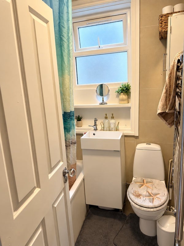 Room Northfield Avenue in Greater London