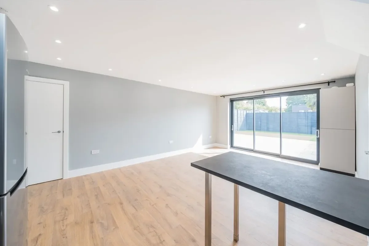 Flat Norman Way in Greater London