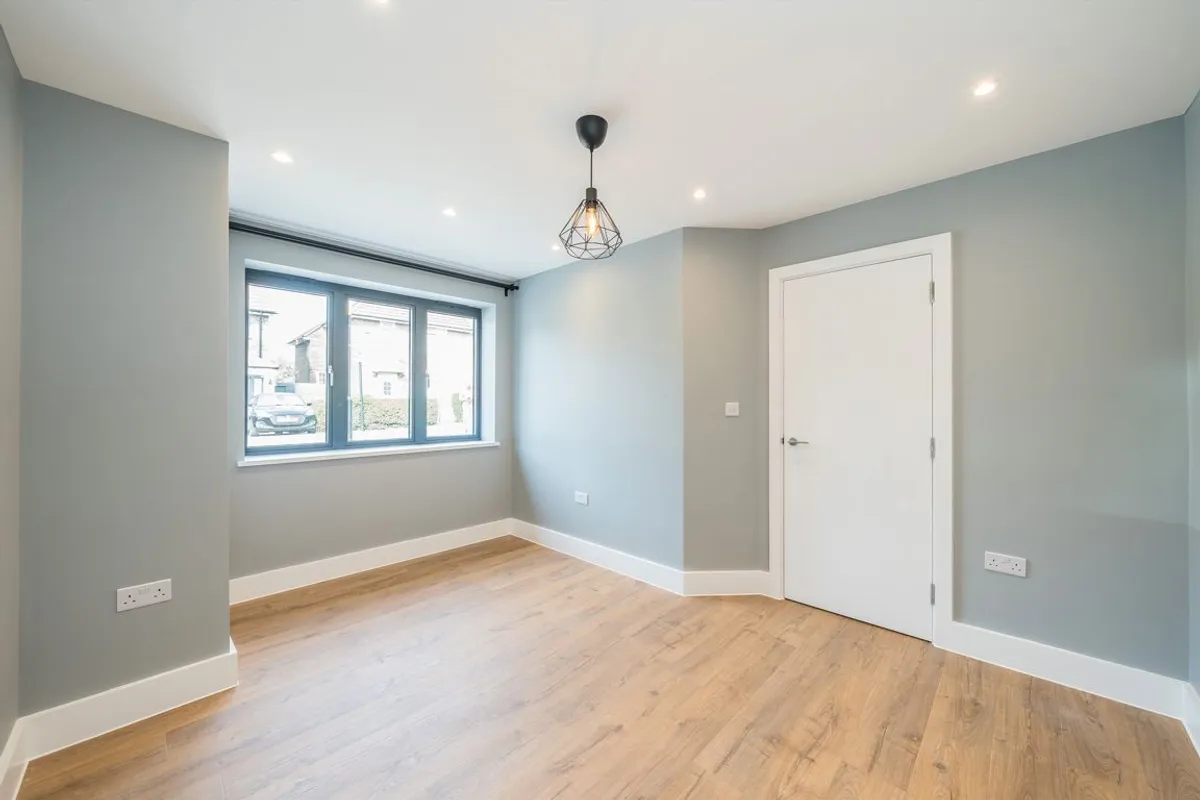 Flat Norman Way in Greater London