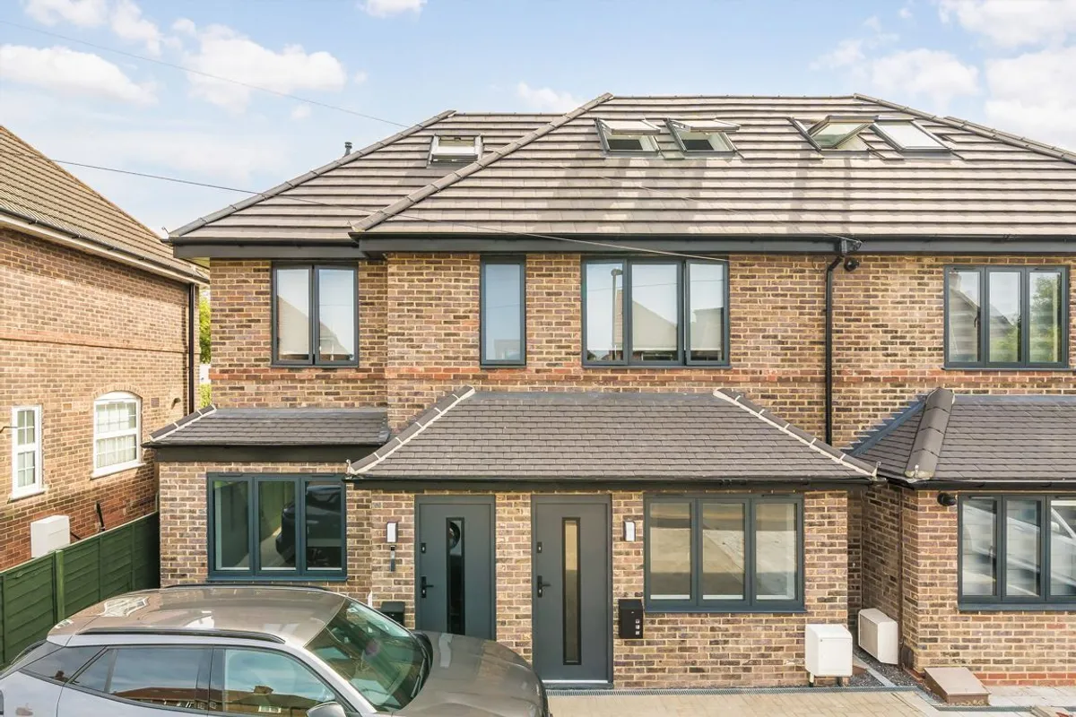 Flat Norman Way in Greater London