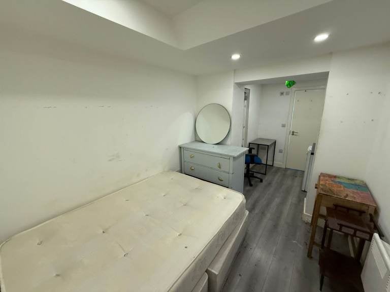 Flat Brooke Road in Greater London
