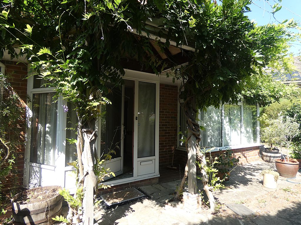 House Esmond Close in Emsworth