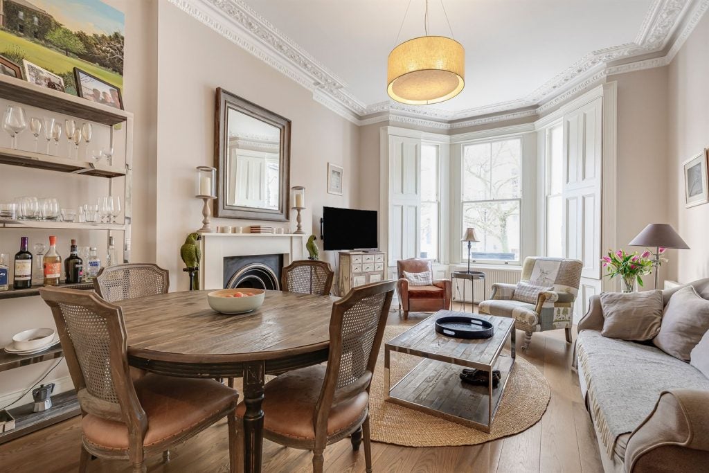 Flat Cathcart Road in Greater London