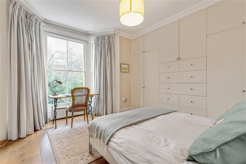 Flat Cathcart Road in Greater London