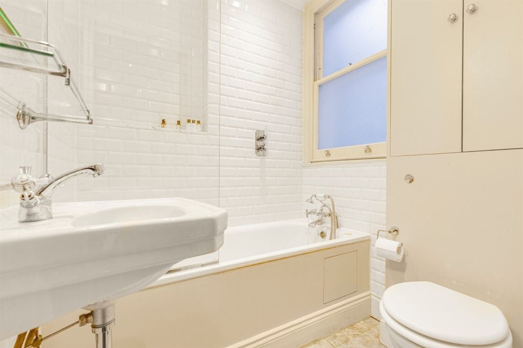 Flat Cathcart Road in Greater London