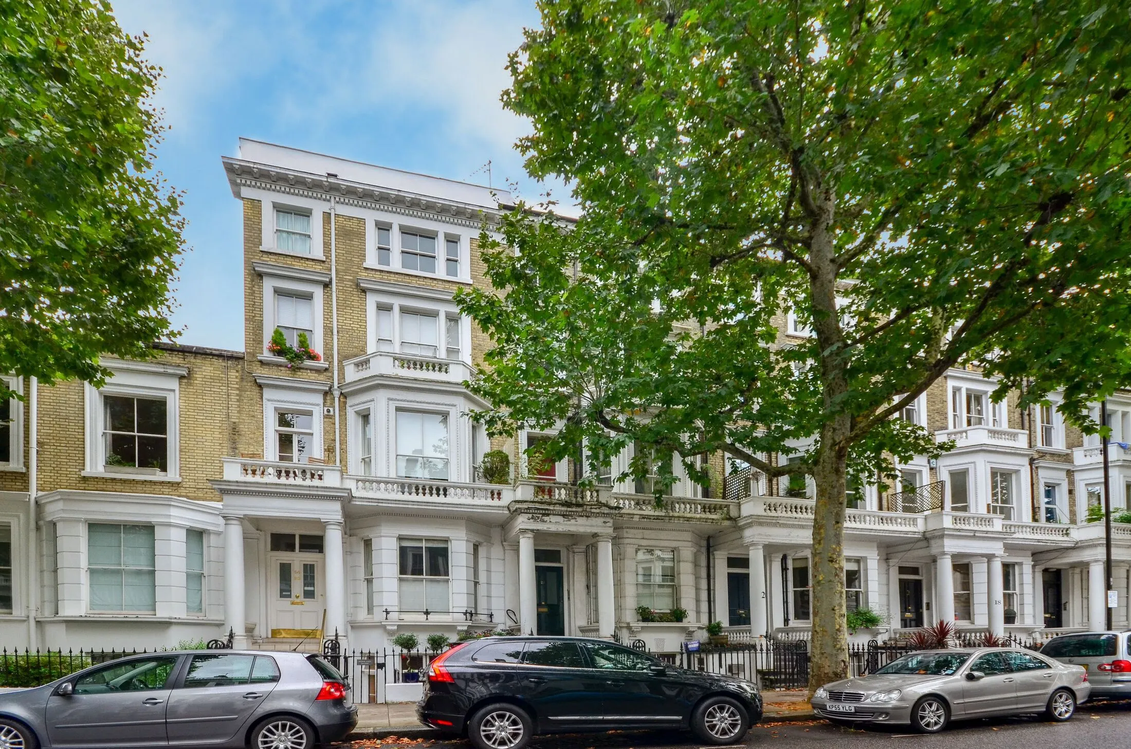 Flat Marloes Road in Greater London