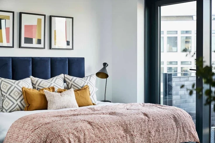 Flat Holywell Lane in Greater London