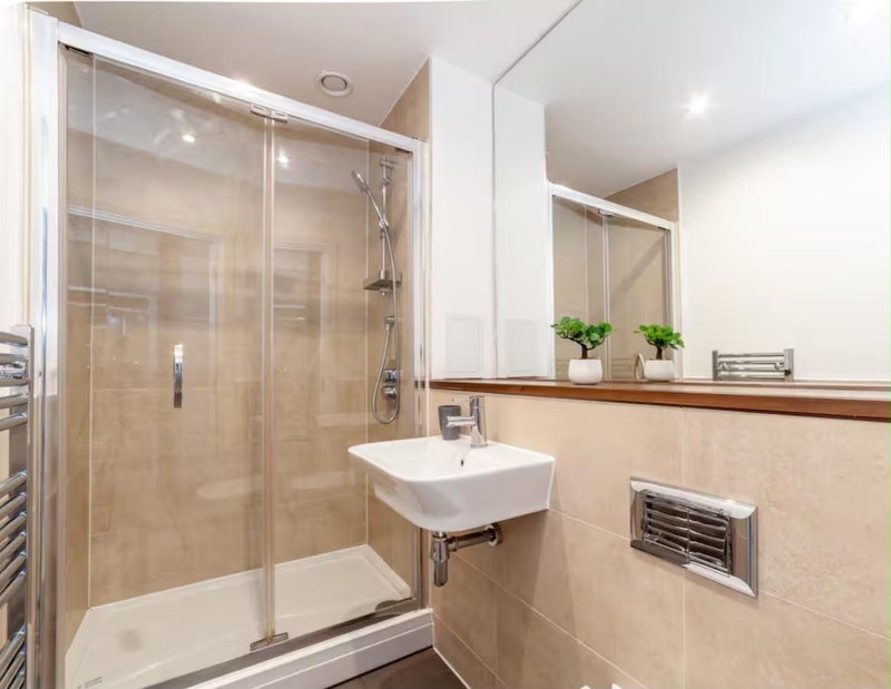 Room Peartree Way in Greater London