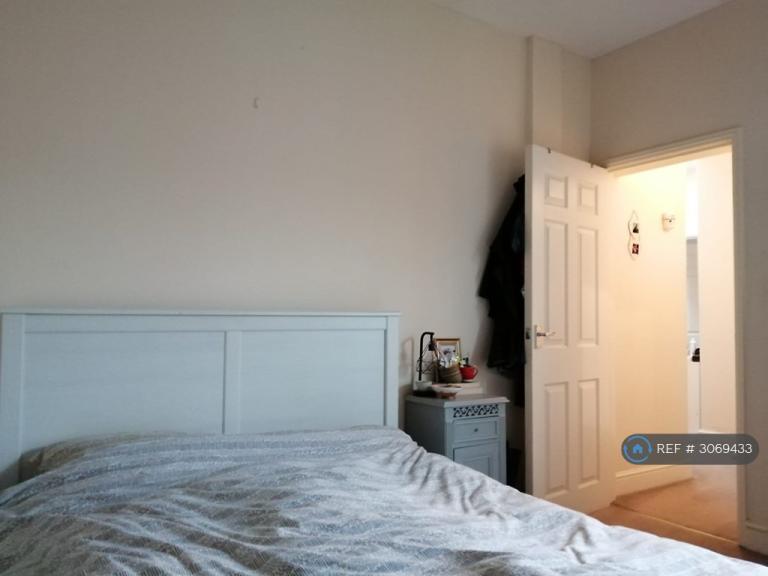 Flat Trinity Rise in Greater London