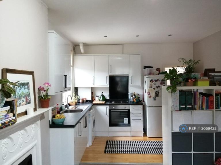 Flat Trinity Rise in Greater London