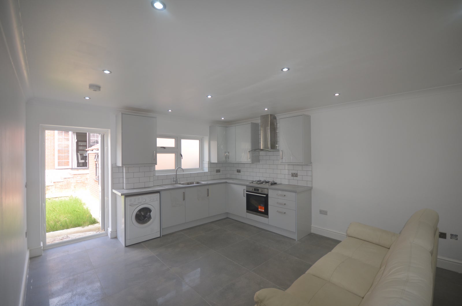 Flat Eastern Avenue in Greater London
