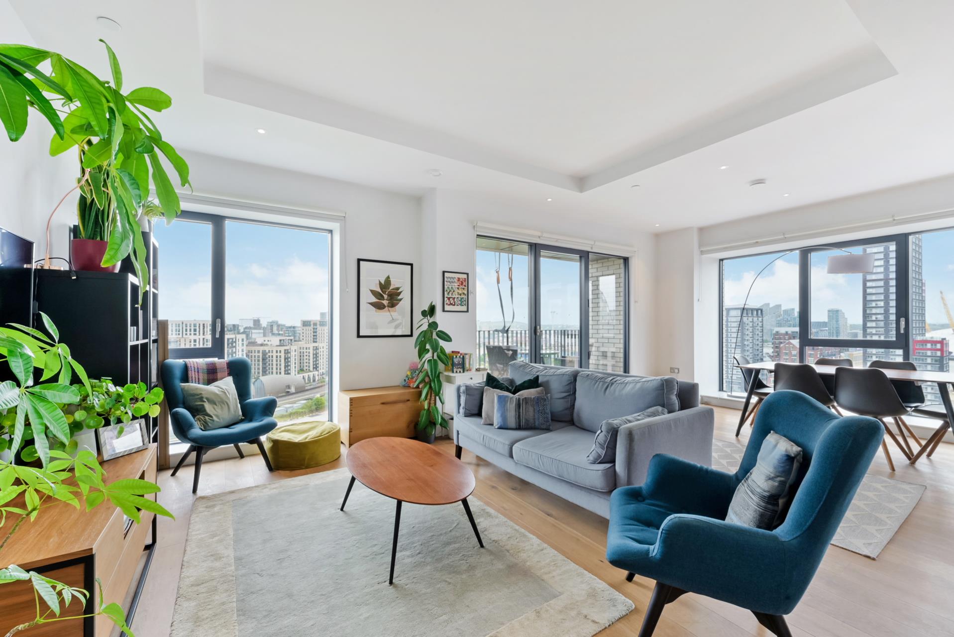 Flat Botanic Square in Greater London