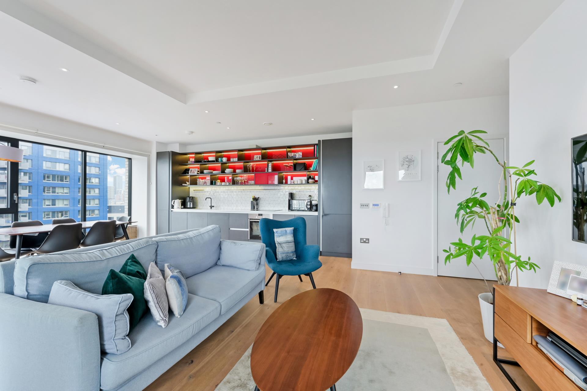 Flat Botanic Square in Greater London