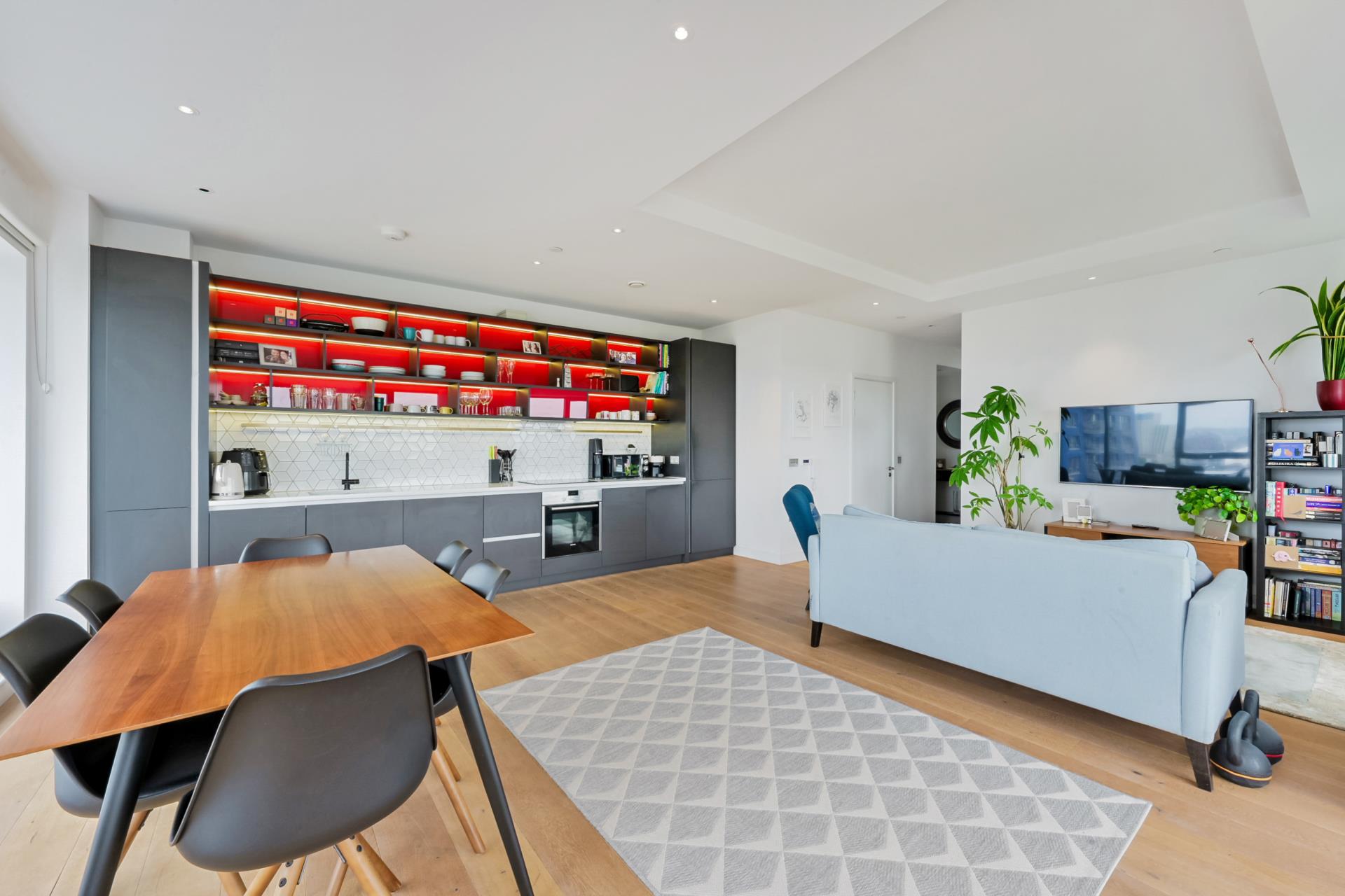 Flat Botanic Square in Greater London