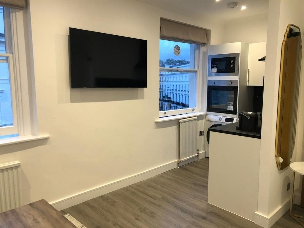 Flat Gloucester Terrace in City of Westminster