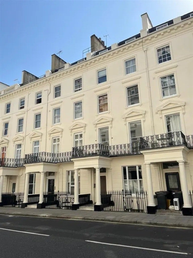Flat Gloucester Terrace in City of Westminster