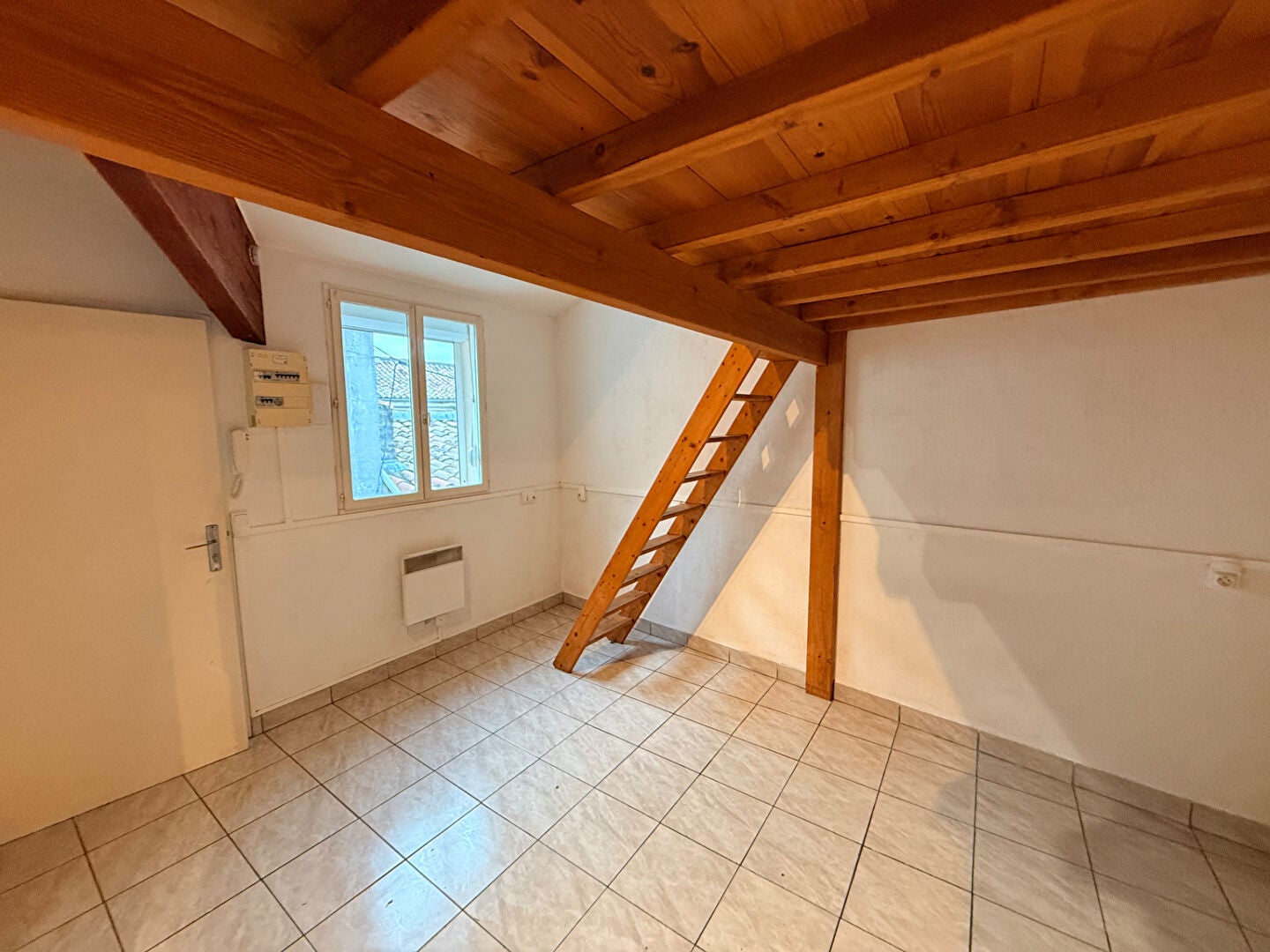 Flat Rue de la Maison Carrée in Nîmes