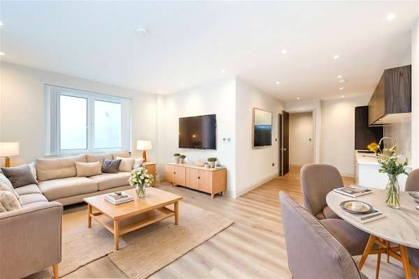 Flat Woodville Road in Greater London