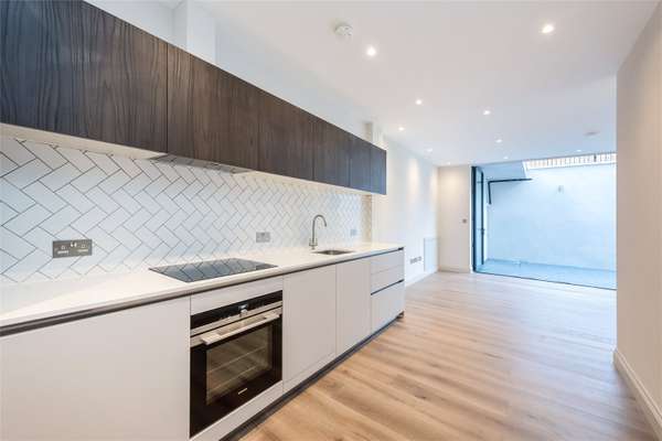 Flat Woodville Road in Greater London