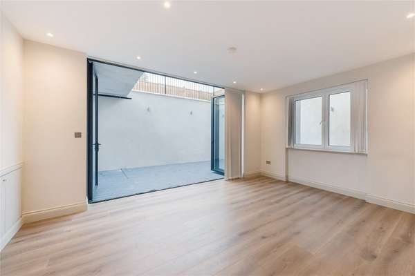 Flat Woodville Road in Greater London