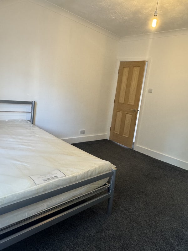 Room Station Road in Greater London