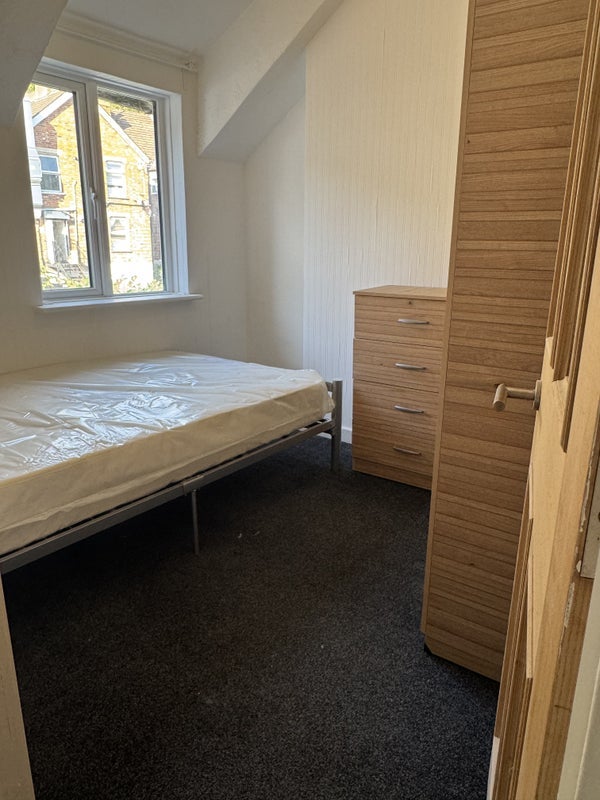 Room Station Road in Greater London