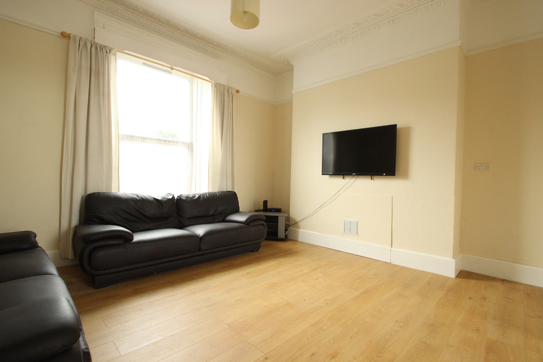 Room North Road East in Plymouth