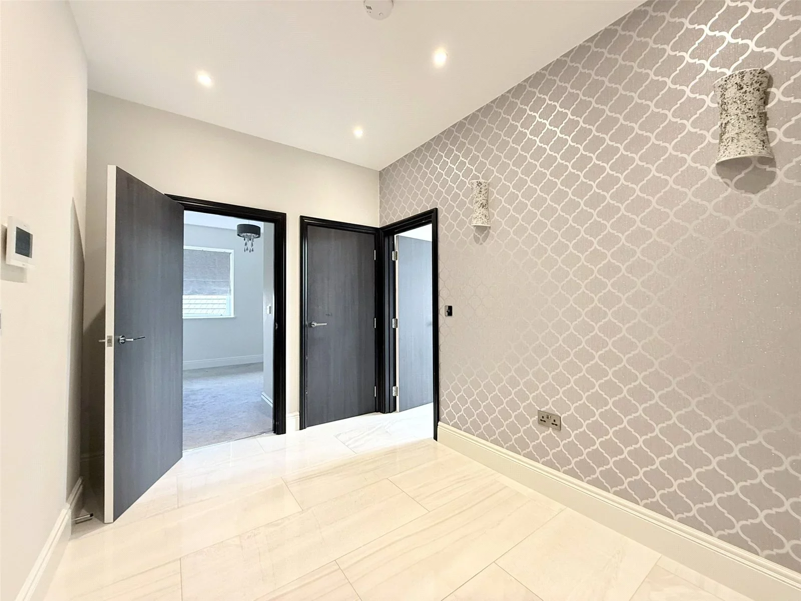 Room Rowantree Road in Greater London