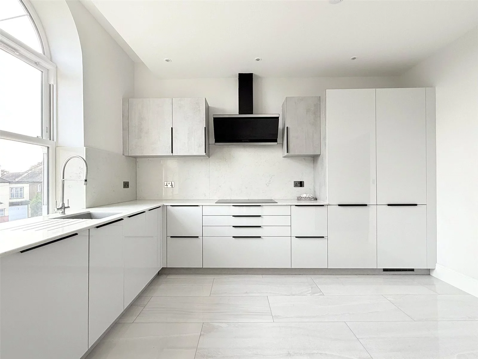 Room Rowantree Road in Greater London