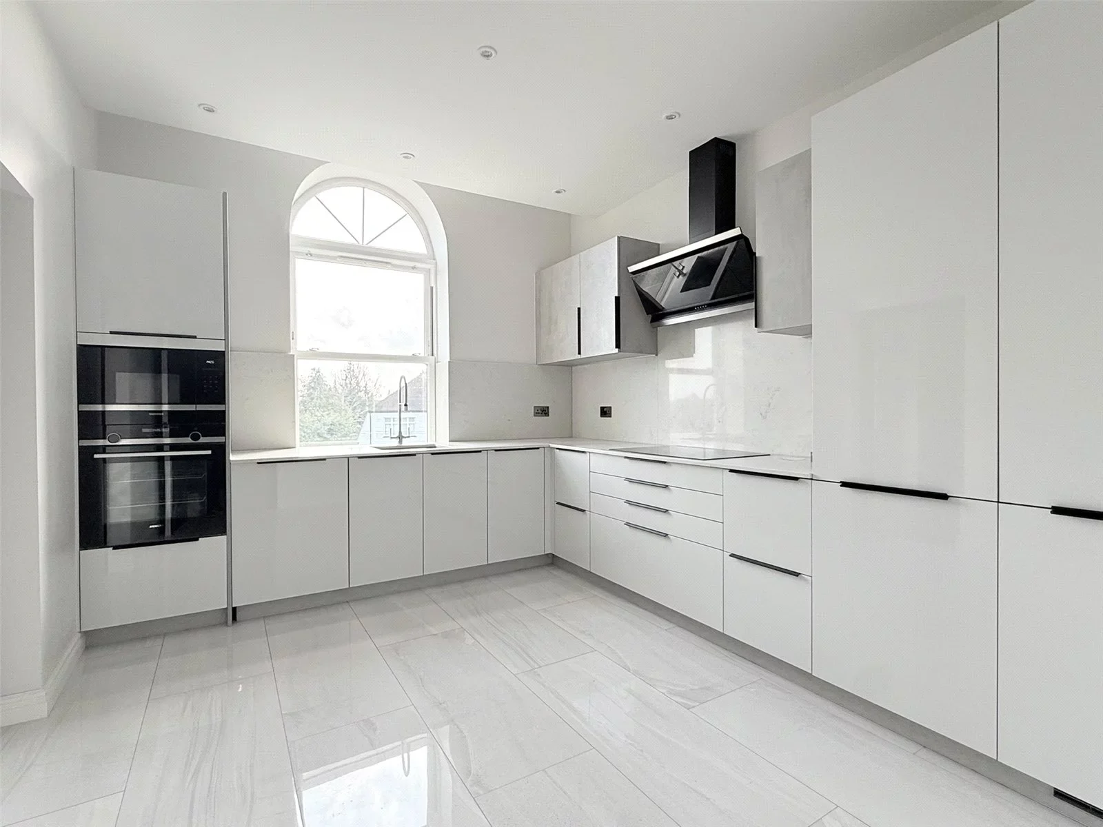 Room Rowantree Road in Greater London